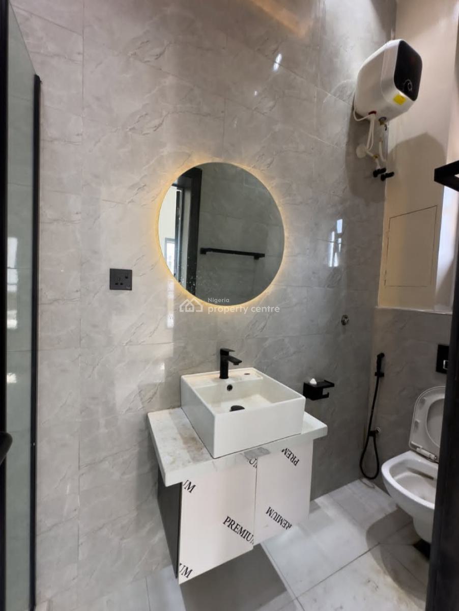 Newly Built and Serviced with 24/7 Power Supply 2 Bedroom En-suite Fla, Lekki Phase 1, Lekki, Lagos, Flat / Apartment for Rent