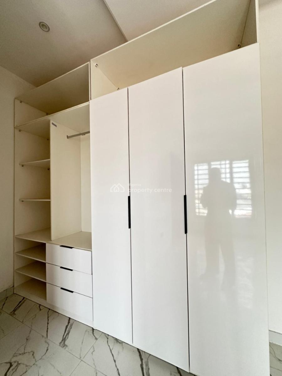 Newly Built and Serviced with 24/7 Power Supply 3 Bedroom En-suite Fla, Lekki Phase 1, Lekki, Lagos, Flat / Apartment for Rent