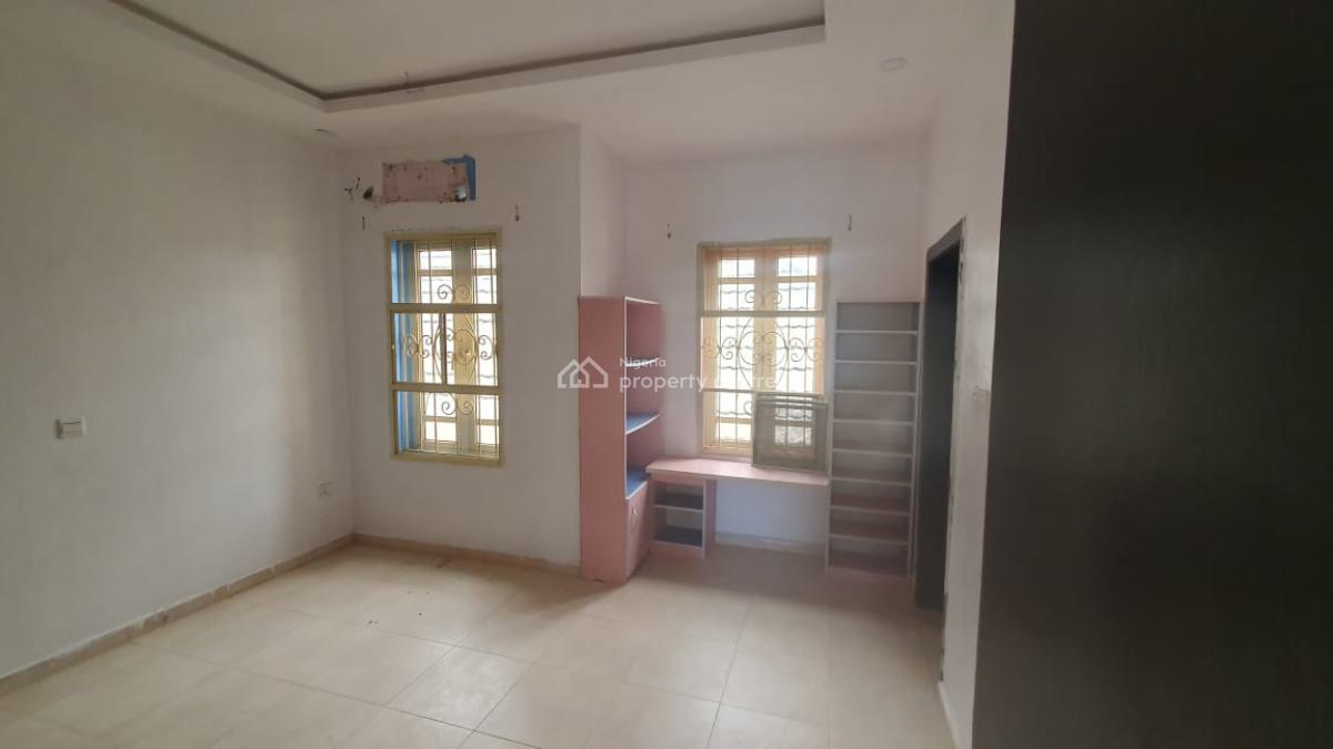 4bedroom Self Serviced Semi Detached Duplex with a 1bedroom Bq, Chevron Drive, Lekki, Lagos, Semi-detached Duplex for Rent