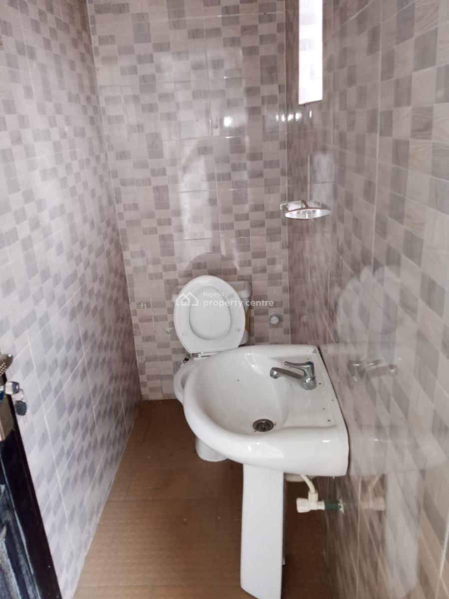 a Clean & Decent 3 Bedroom Flat Apartment, Magodo Phase 1, Gra Phase 1, Magodo, Lagos, Flat / Apartment for Rent
