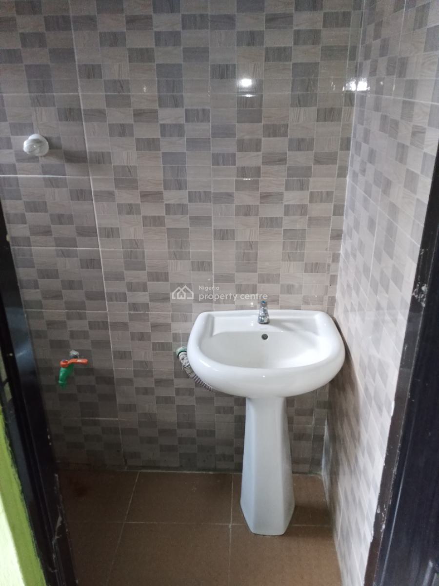 a Clean & Decent 3 Bedroom Flat Apartment, Magodo Phase 1, Gra Phase 1, Magodo, Lagos, Flat / Apartment for Rent