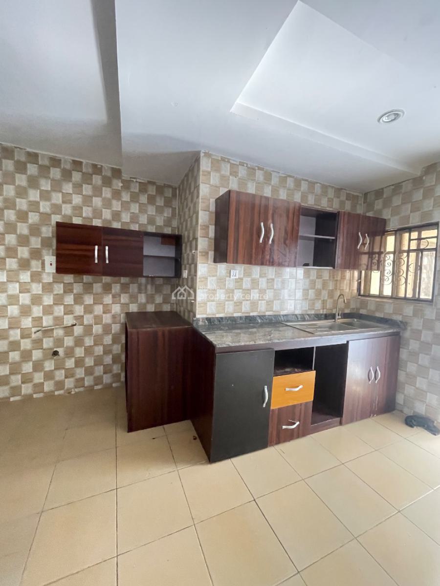 Standard 3 Bedroom Apartment in a Secured Estate,upstairs,clean, Located Inside an Estate,swimming and Gym Available,good Light, Sangotedo, Ajah, Lagos, Flat / Apartment for Rent