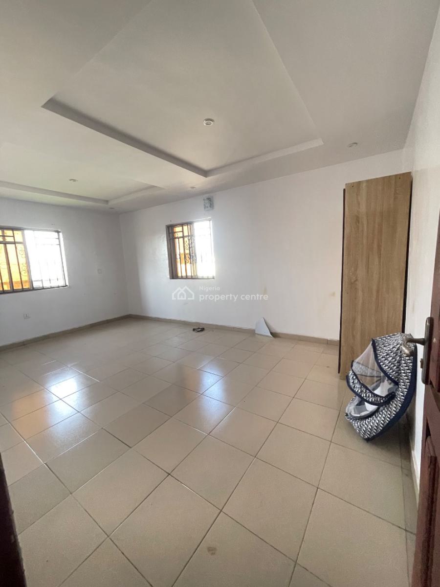 Standard 3 Bedroom Apartment in a Secured Estate,upstairs,clean, Located Inside an Estate,swimming and Gym Available,good Light, Sangotedo, Ajah, Lagos, Flat / Apartment for Rent