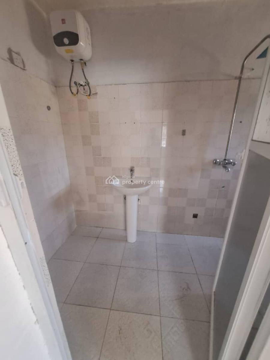 Clean & Decent Spacious 3 Bedroom Flat Apartment, Magodo Phase 1, Gra Phase 1, Magodo, Lagos, Flat / Apartment for Rent