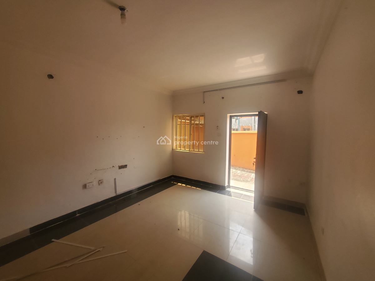 Direct Listing: Newly Renovated 3-bedroom Apartment, Graceland Estate, Ajiwe, Ajah, Lagos, Flat / Apartment for Rent