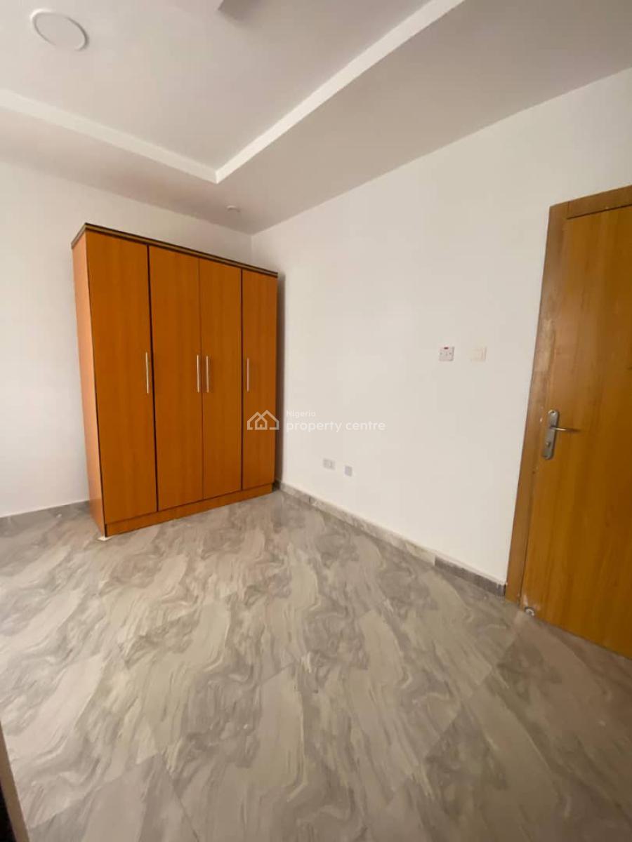 Massive 3bed Room Apartment, Estate Off Western Avenue Surulere Lagos, Surulere, Lagos, Flat / Apartment for Rent