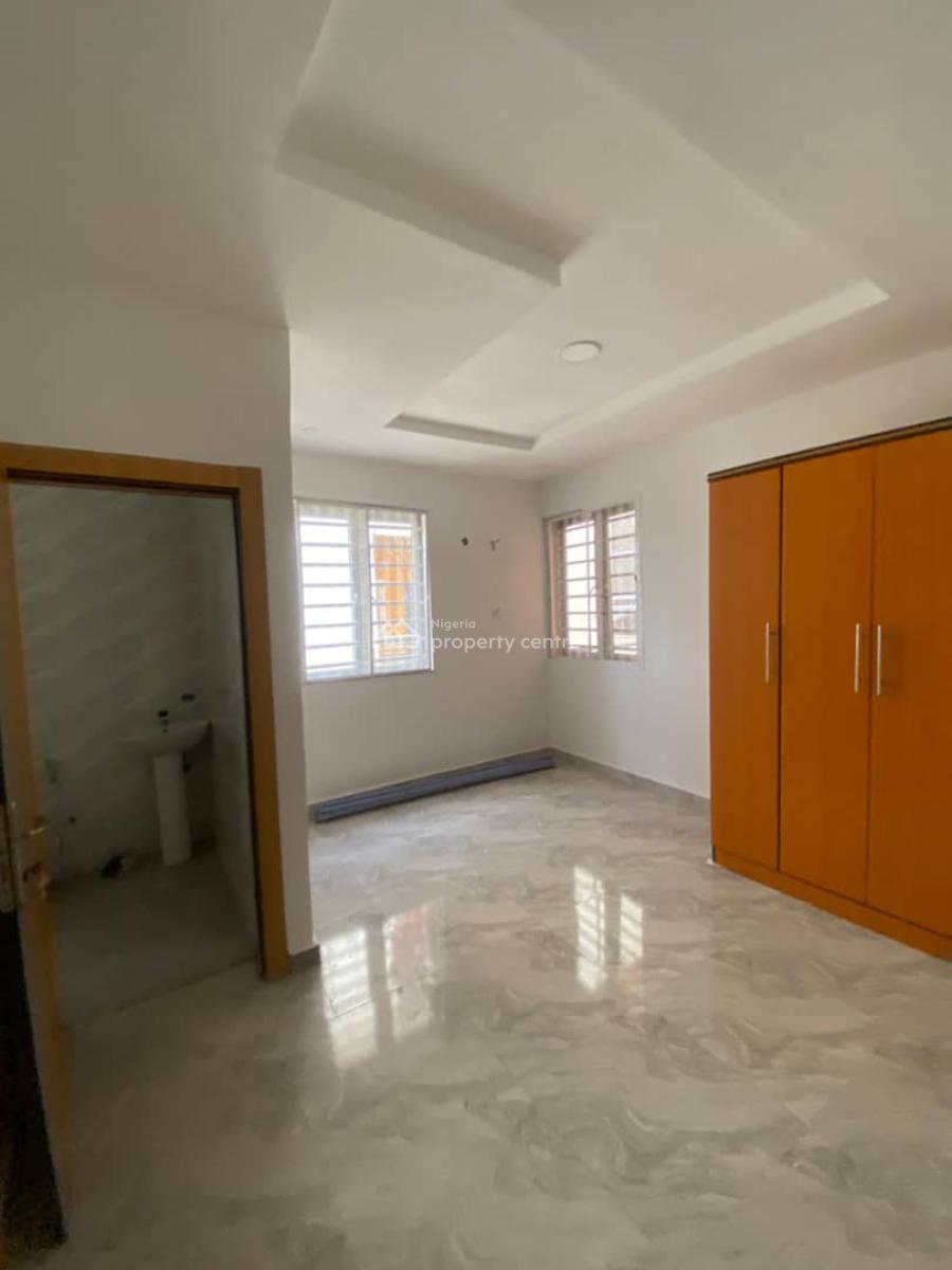 Massive 3bed Room Apartment, Estate Off Western Avenue Surulere Lagos, Surulere, Lagos, Flat / Apartment for Rent