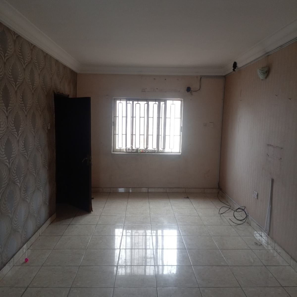 Nice and Spacious  3bedroom Flat Upstairs in Surulere, Off Akerele Road Surulere Lagos, Ogunlana, Surulere, Lagos, Flat / Apartment for Rent
