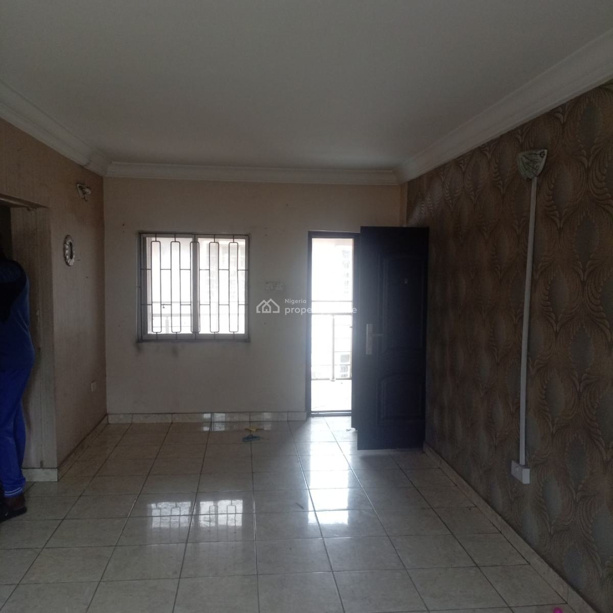 Nice and Spacious  3bedroom Flat Upstairs in Surulere, Off Akerele Road Surulere Lagos, Ogunlana, Surulere, Lagos, Flat / Apartment for Rent
