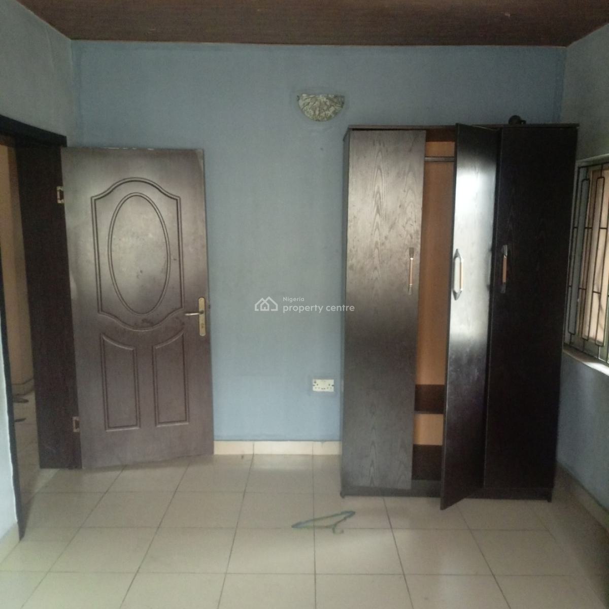 Nice and Spacious  3bedroom Flat Upstairs in Surulere, Off Akerele Road Surulere Lagos, Ogunlana, Surulere, Lagos, Flat / Apartment for Rent