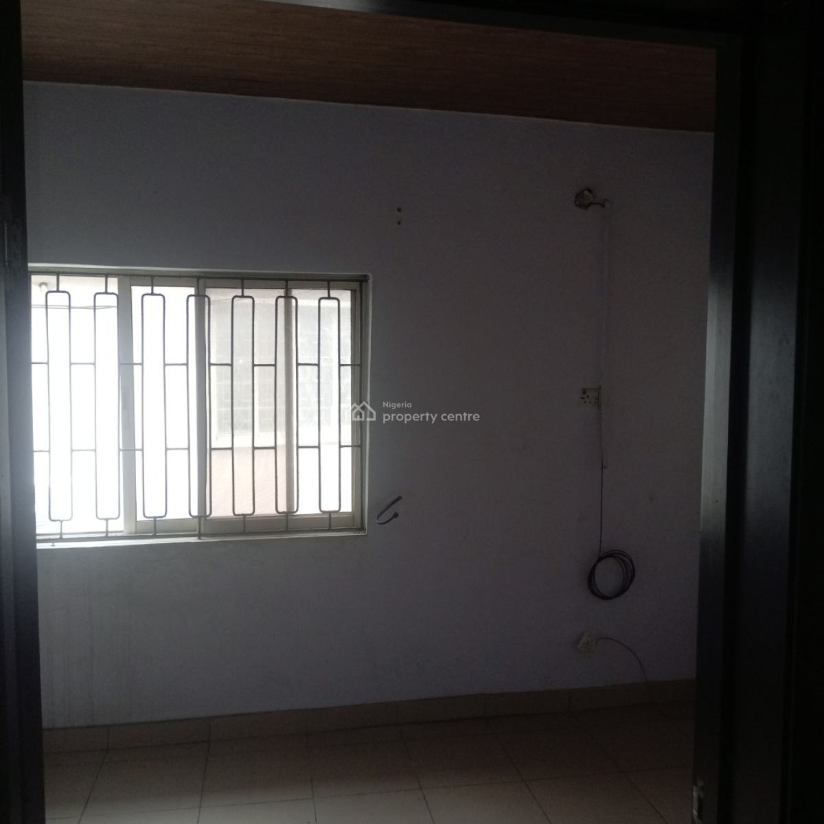 Nice and Spacious  3bedroom Flat Upstairs in Surulere, Off Akerele Road Surulere Lagos, Ogunlana, Surulere, Lagos, Flat / Apartment for Rent