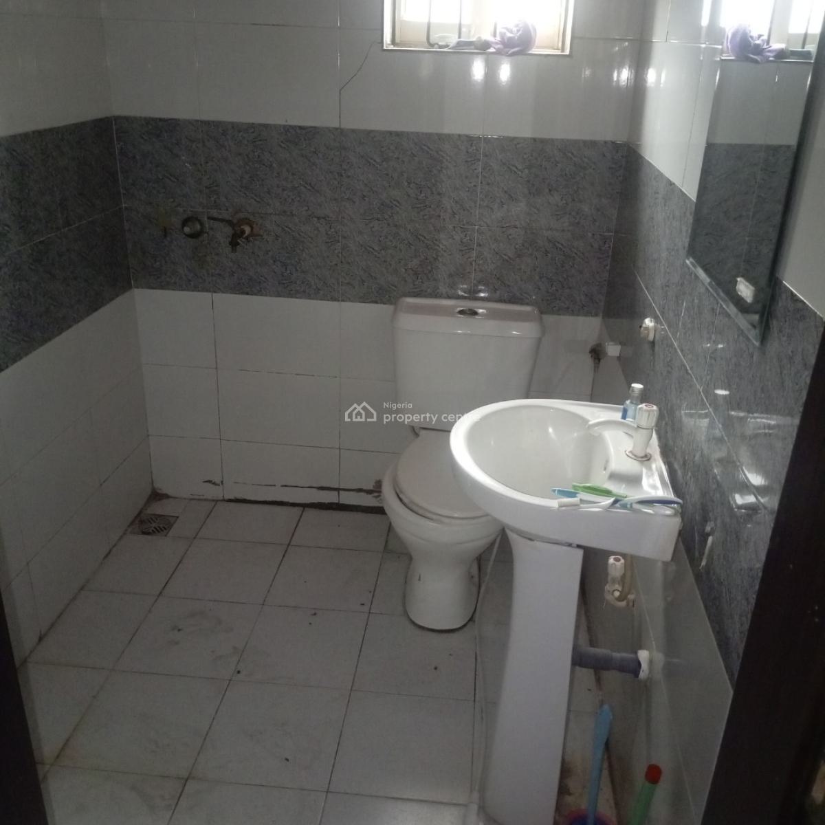 Nice and Spacious  3bedroom Flat Upstairs in Surulere, Off Akerele Road Surulere Lagos, Ogunlana, Surulere, Lagos, Flat / Apartment for Rent