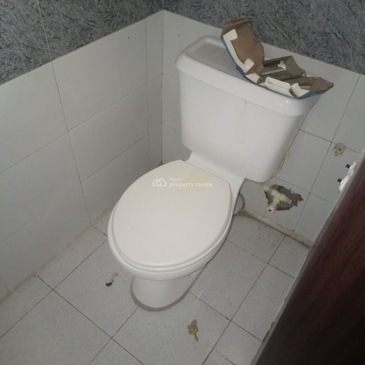 Nice and Spacious  3bedroom Flat Upstairs in Surulere, Off Akerele Road Surulere Lagos, Ogunlana, Surulere, Lagos, Flat / Apartment for Rent