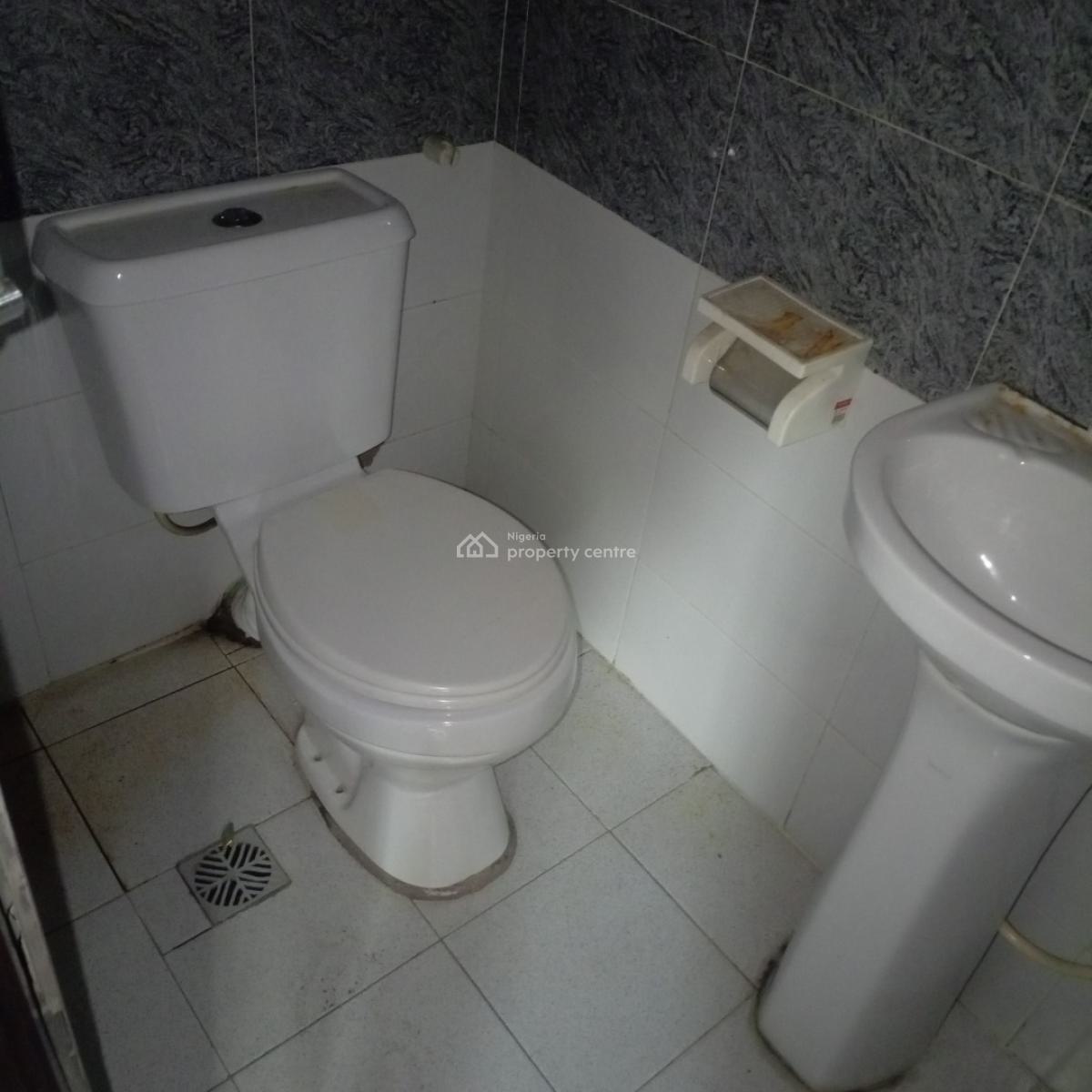 Nice and Spacious  3bedroom Flat Upstairs in Surulere, Off Akerele Road Surulere Lagos, Ogunlana, Surulere, Lagos, Flat / Apartment for Rent