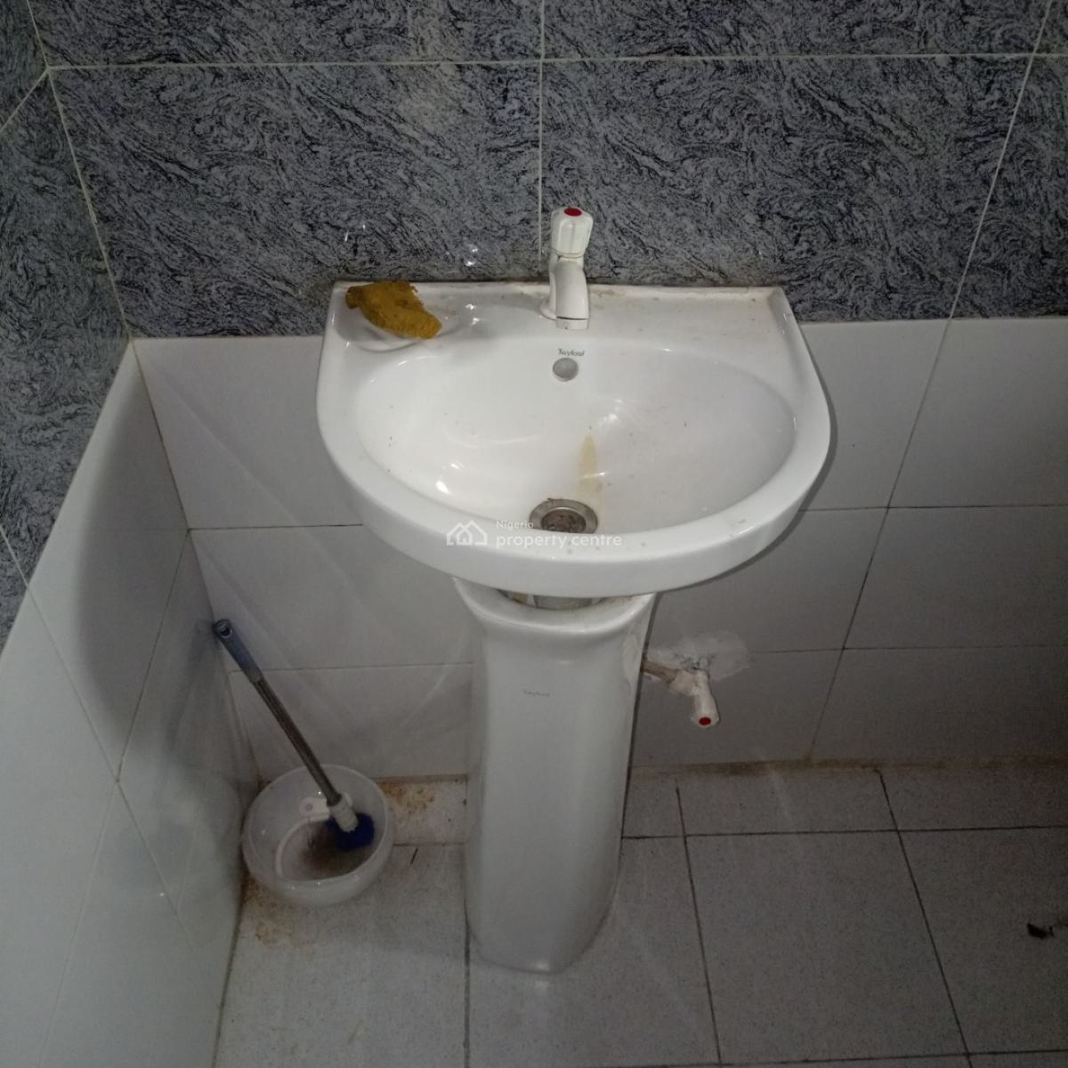 Nice and Spacious  3bedroom Flat Upstairs in Surulere, Off Akerele Road Surulere Lagos, Ogunlana, Surulere, Lagos, Flat / Apartment for Rent