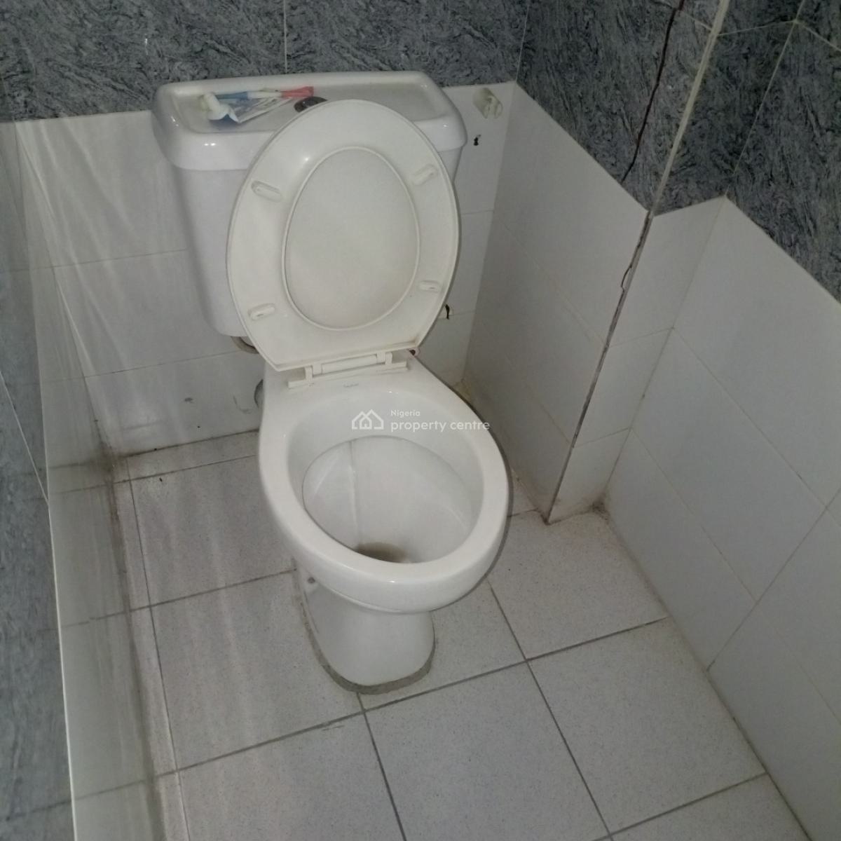 Nice and Spacious  3bedroom Flat Upstairs in Surulere, Off Akerele Road Surulere Lagos, Ogunlana, Surulere, Lagos, Flat / Apartment for Rent