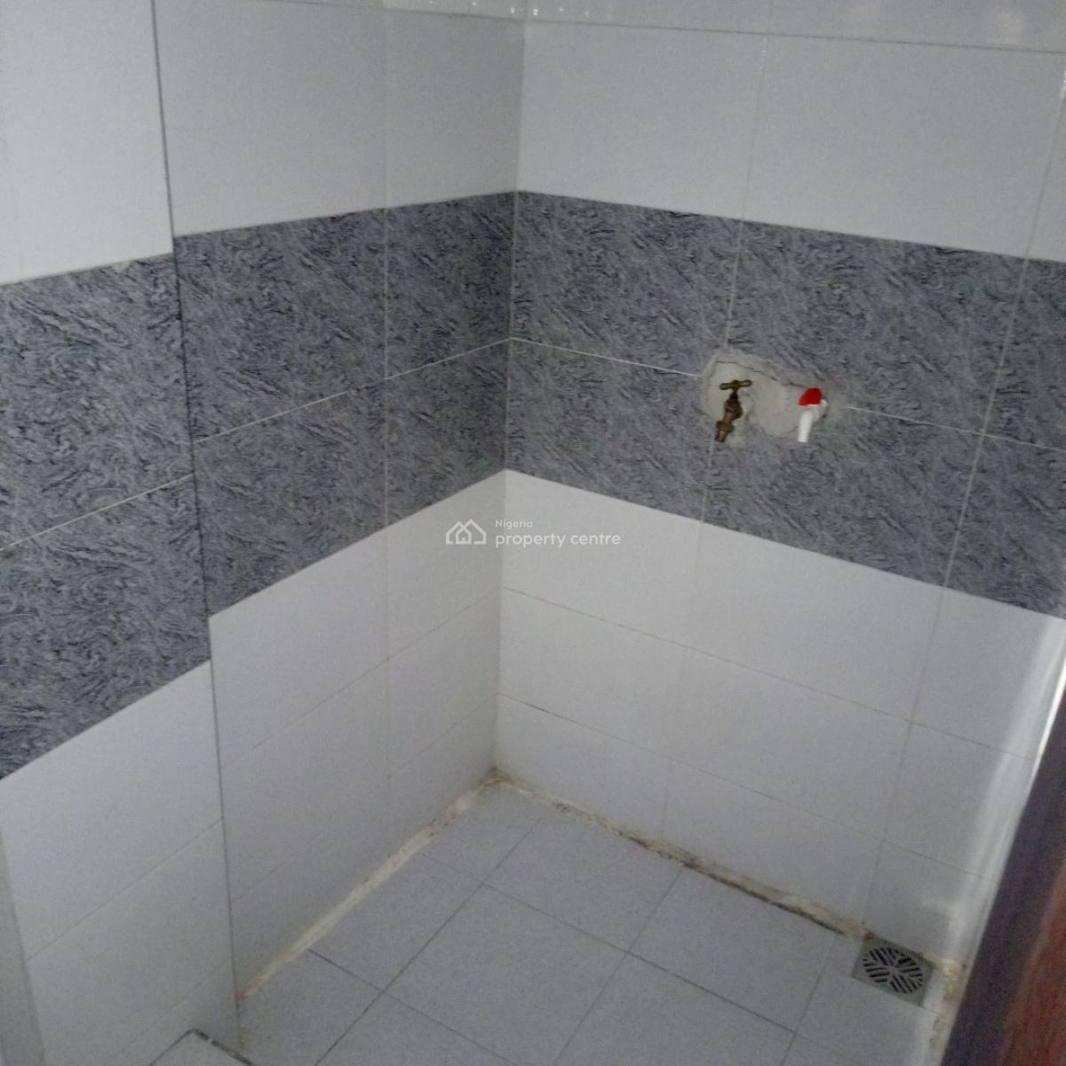 Nice and Spacious  3bedroom Flat Upstairs in Surulere, Off Akerele Road Surulere Lagos, Ogunlana, Surulere, Lagos, Flat / Apartment for Rent