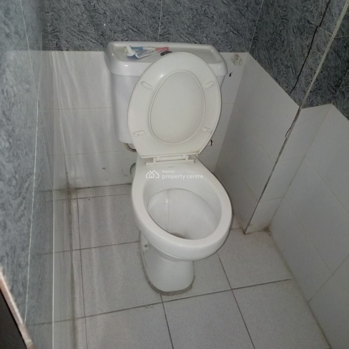 Nice and Spacious  3bedroom Flat Upstairs in Surulere, Off Akerele Road Surulere Lagos, Ogunlana, Surulere, Lagos, Flat / Apartment for Rent