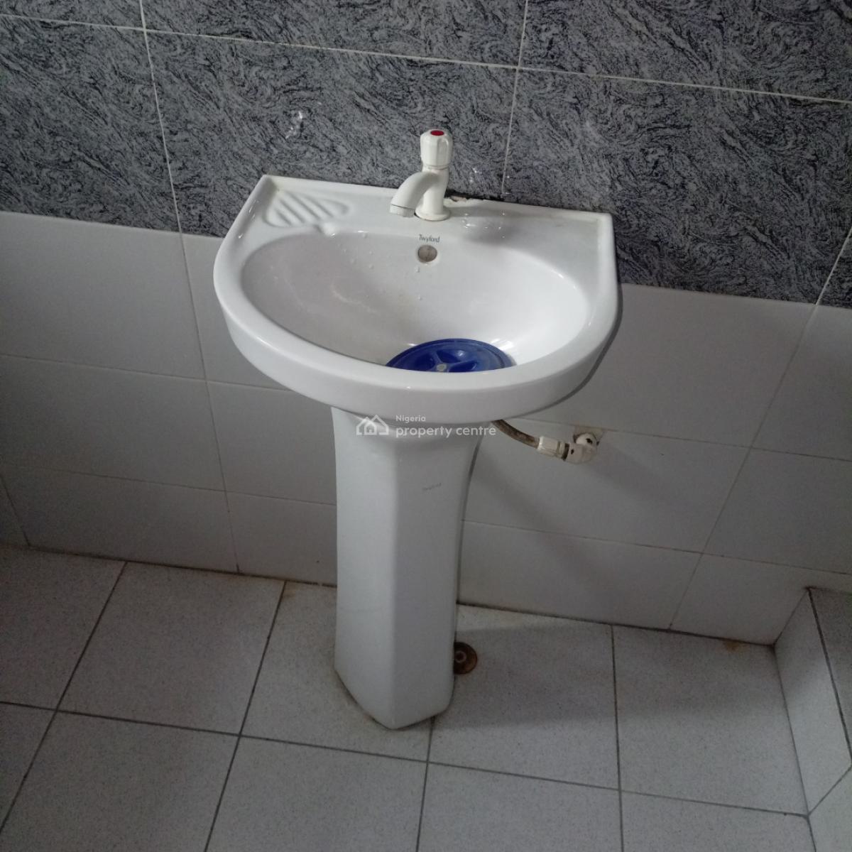 Nice and Spacious  3bedroom Flat Upstairs in Surulere, Off Akerele Road Surulere Lagos, Ogunlana, Surulere, Lagos, Flat / Apartment for Rent