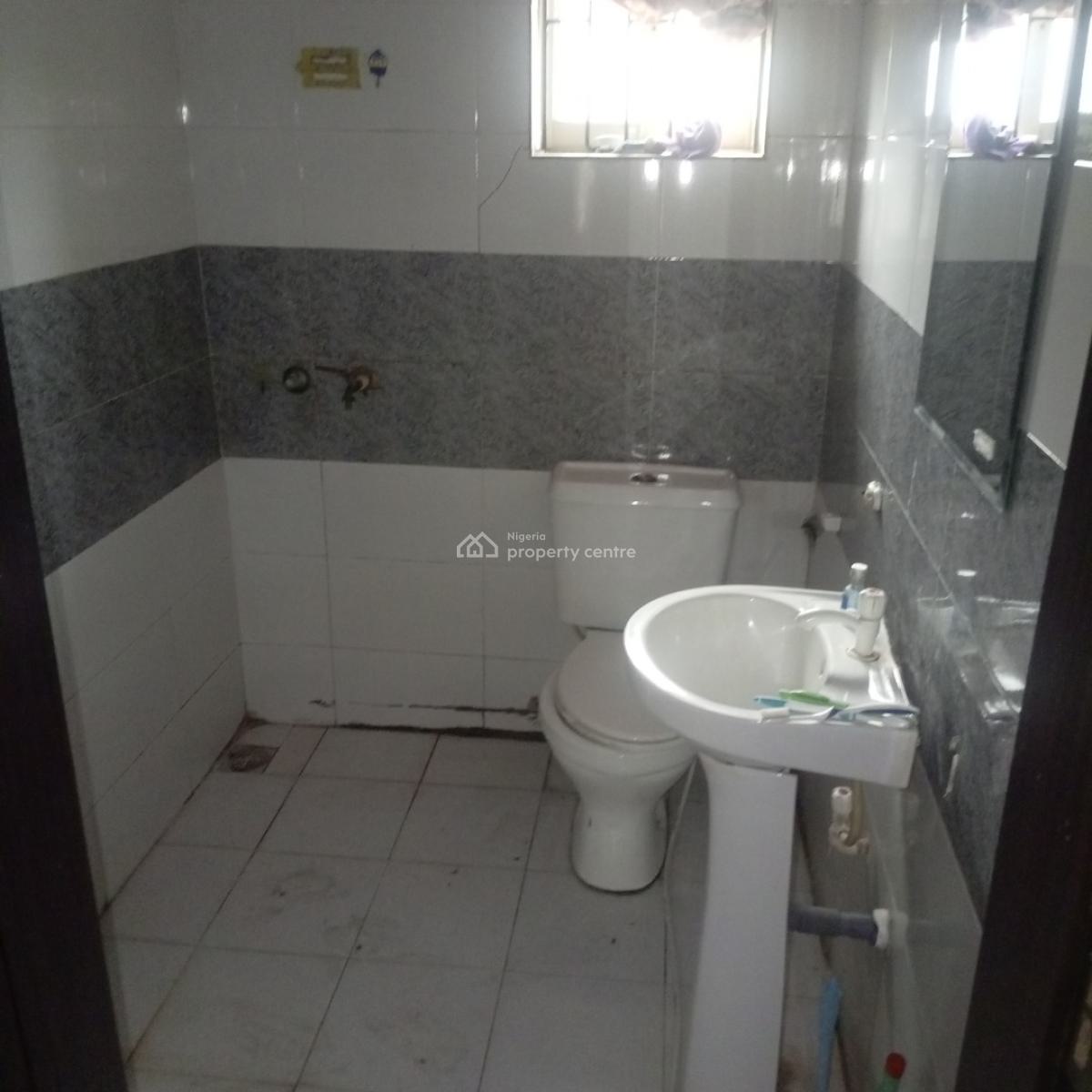 Nice and Spacious  3bedroom Flat Upstairs in Surulere, Off Akerele Road Surulere Lagos, Ogunlana, Surulere, Lagos, Flat / Apartment for Rent