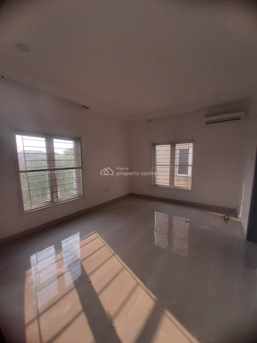 Serviced 3 Bedroom En-suite Flat with Fitted Kiychen, Cooker, Heat Ext, Lekki Phase 1, Lekki, Lagos, Flat / Apartment for Rent