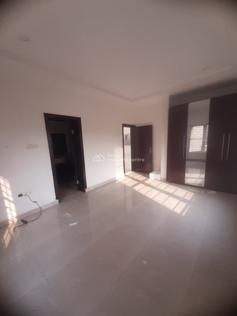 Serviced 3 Bedroom En-suite Flat with Fitted Kiychen, Cooker, Heat Ext, Lekki Phase 1, Lekki, Lagos, Flat / Apartment for Rent