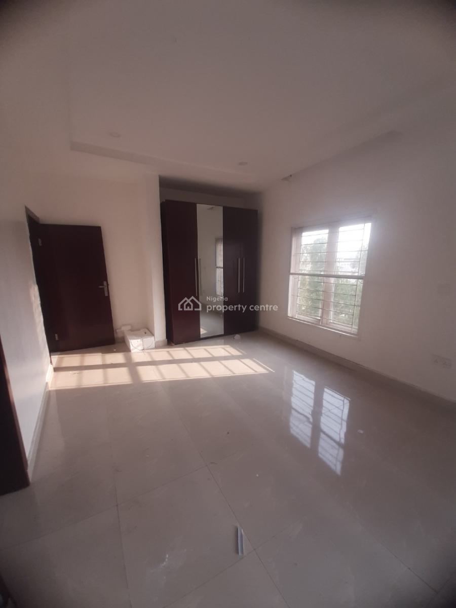 Serviced 3 Bedroom En-suite Flat with Fitted Kiychen, Cooker, Heat Ext, Lekki Phase 1, Lekki, Lagos, Flat / Apartment for Rent
