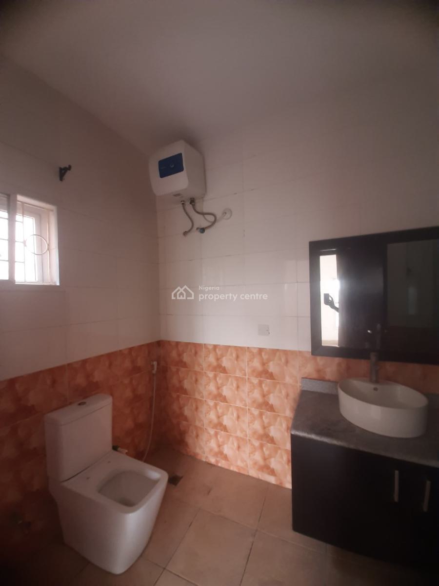 Serviced 3 Bedroom En-suite Flat with Fitted Kiychen, Cooker, Heat Ext, Lekki Phase 1, Lekki, Lagos, Flat / Apartment for Rent