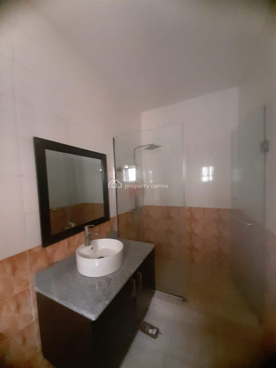 Serviced 3 Bedroom En-suite Flat with Fitted Kiychen, Cooker, Heat Ext, Lekki Phase 1, Lekki, Lagos, Flat / Apartment for Rent