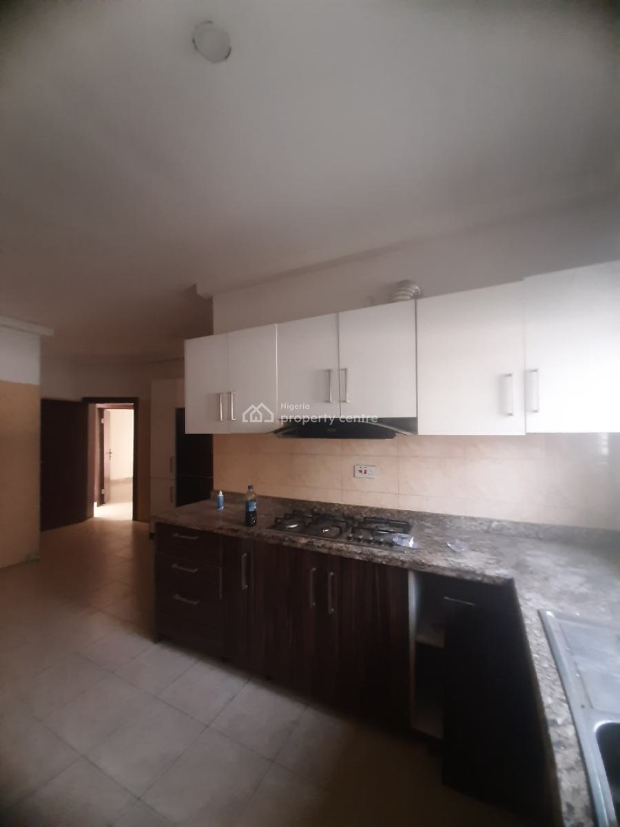 Serviced 3 Bedroom En-suite Flat with Fitted Kiychen, Cooker, Heat Ext, Lekki Phase 1, Lekki, Lagos, Flat / Apartment for Rent