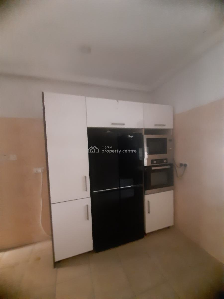 Serviced 3 Bedroom En-suite Flat with Fitted Kiychen, Cooker, Heat Ext, Lekki Phase 1, Lekki, Lagos, Flat / Apartment for Rent