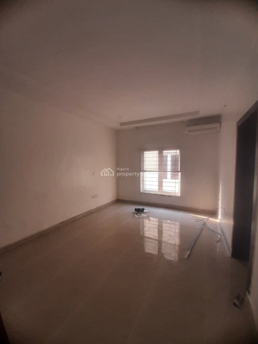 Serviced 3 Bedroom En-suite Flat with Fitted Kiychen, Cooker, Heat Ext, Lekki Phase 1, Lekki, Lagos, Flat / Apartment for Rent