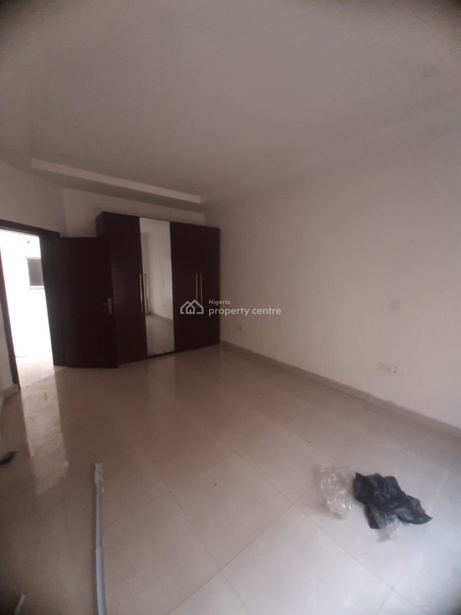 Serviced 3 Bedroom En-suite Flat with Fitted Kiychen, Cooker, Heat Ext, Lekki Phase 1, Lekki, Lagos, Flat / Apartment for Rent