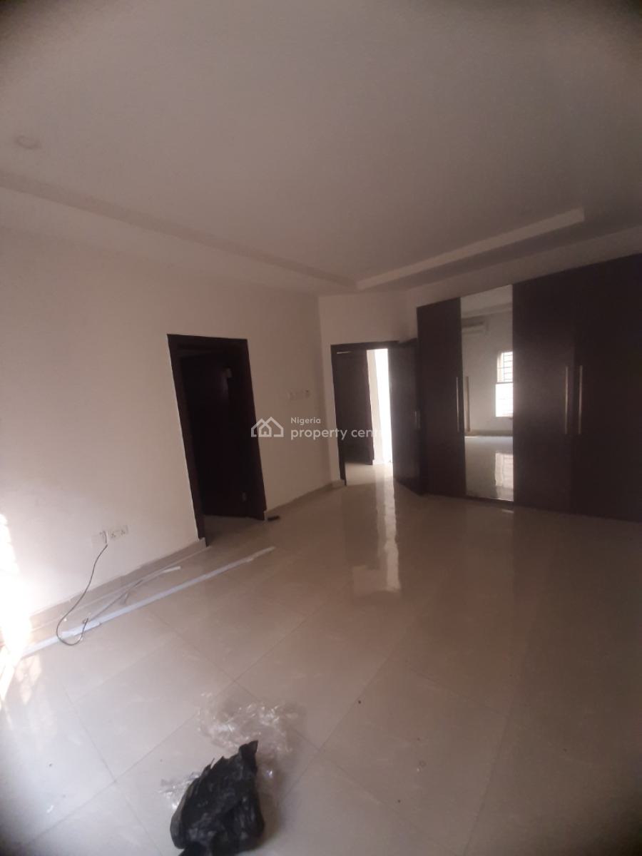 Serviced 3 Bedroom En-suite Flat with Fitted Kiychen, Cooker, Heat Ext, Lekki Phase 1, Lekki, Lagos, Flat / Apartment for Rent
