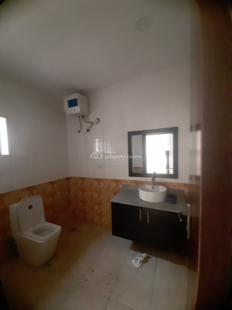 Serviced 3 Bedroom En-suite Flat with Fitted Kiychen, Cooker, Heat Ext, Lekki Phase 1, Lekki, Lagos, Flat / Apartment for Rent