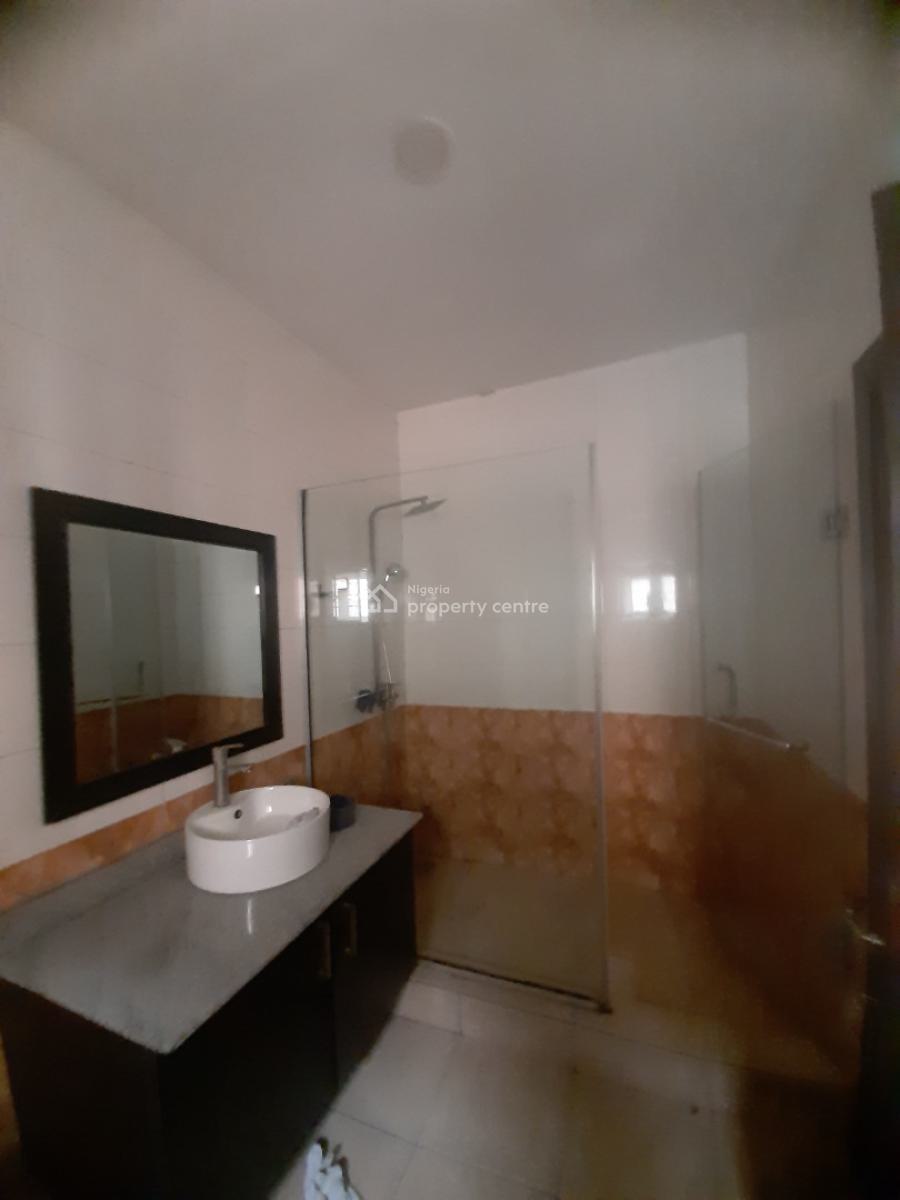 Serviced 3 Bedroom En-suite Flat with Fitted Kiychen, Cooker, Heat Ext, Lekki Phase 1, Lekki, Lagos, Flat / Apartment for Rent