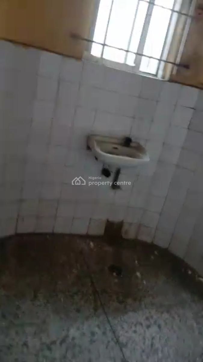 Spacious 2 Bedroom Apartment in Hot Location, Surulere, Lagos, Flat / Apartment for Rent