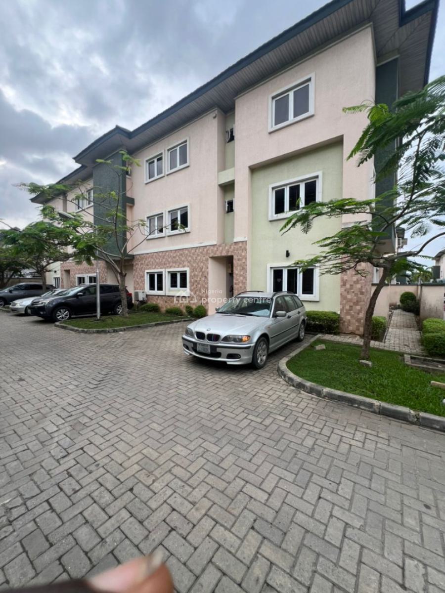 4 Bedroom Terrace Duplex in a Secured Estate, Osapa, Lekki, Lagos, Terraced Duplex for Rent