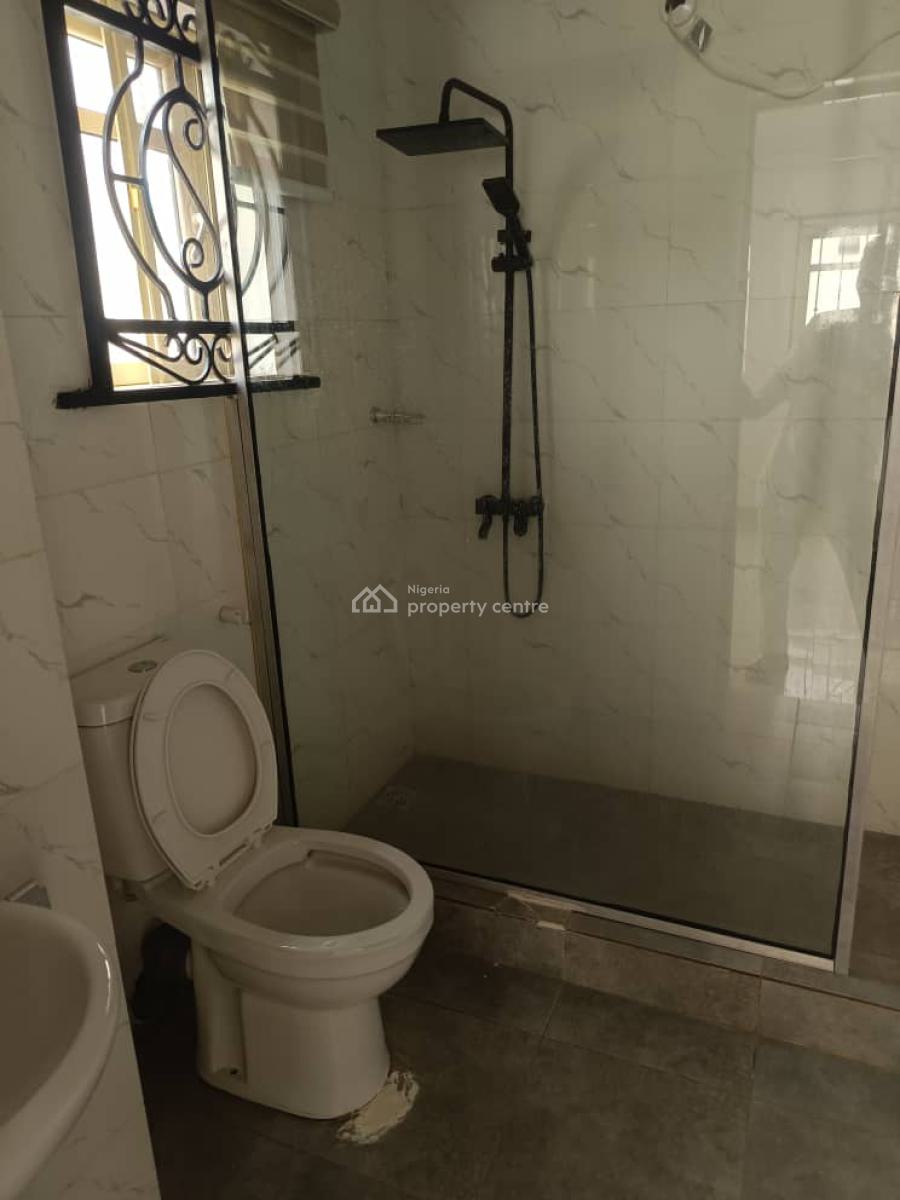 Spacious 2 Bedroom Flat, Lekki Phase 1, Lekki, Lagos, Flat / Apartment for Rent