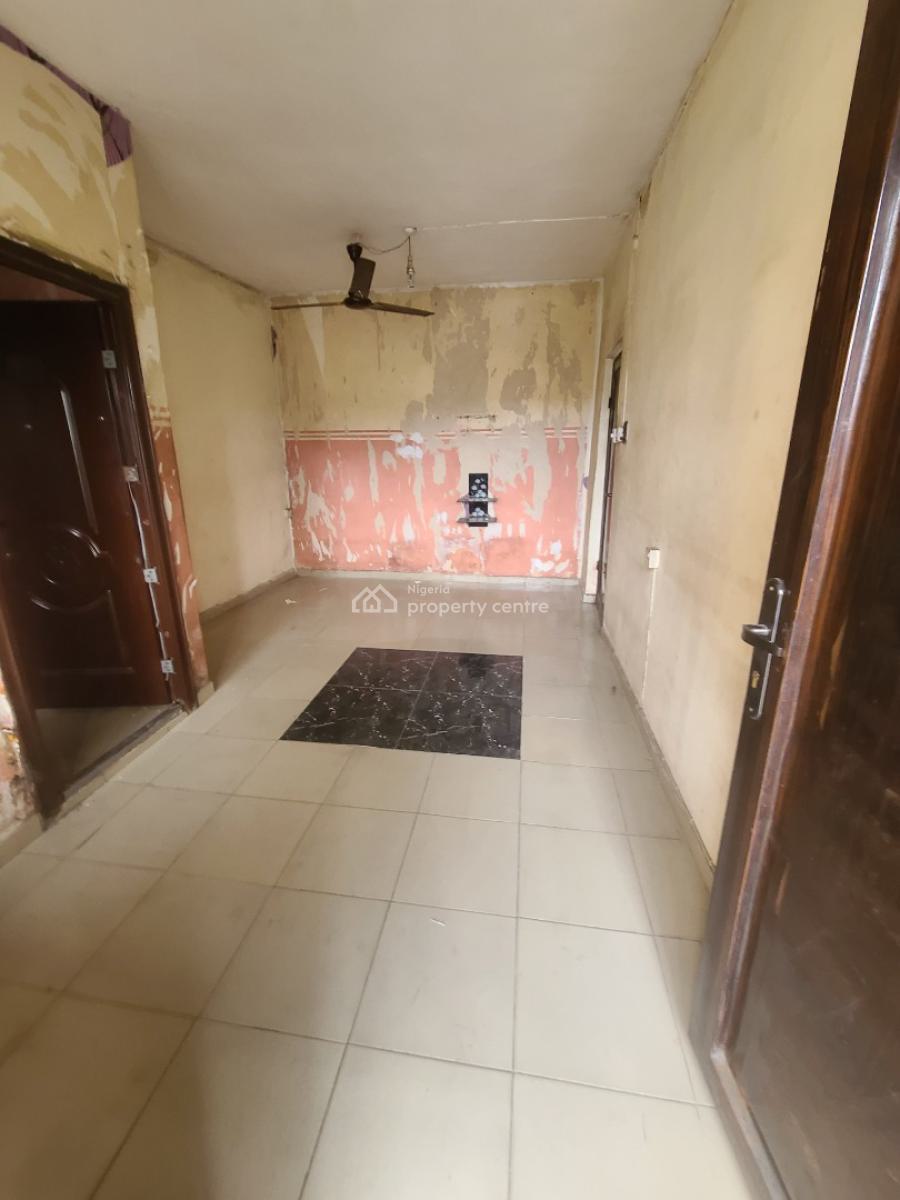 Spacious 1bedroom Flat Upstairs with 1toilet 1bath, Off Aborishade Road, Lawanson, Surulere, Lagos, Mini Flat (room and Parlour) for Rent