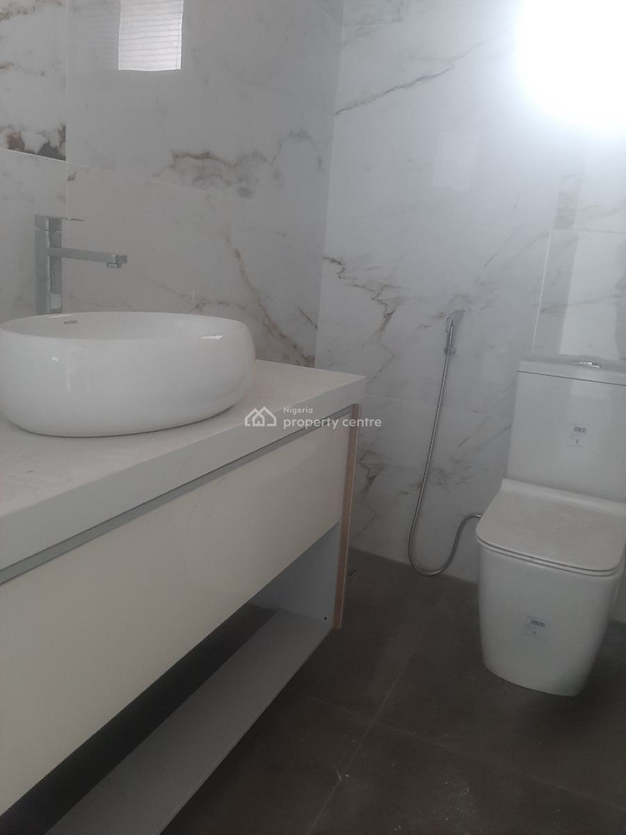New 2 Bedroom En-suite Penthouse Flat with Fitted Kitchen and Cooker, Lekki Phase 1, Lekki, Lagos, Flat / Apartment for Rent