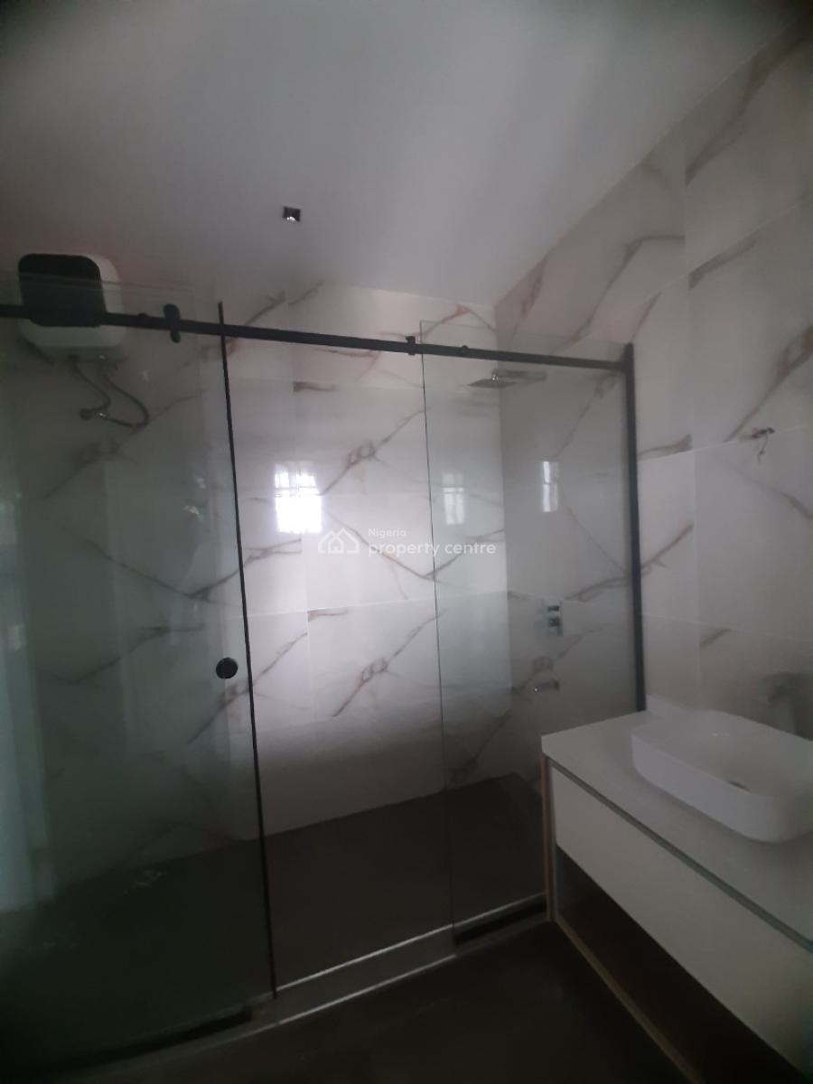 New 2 Bedroom En-suite Penthouse Flat with Fitted Kitchen and Cooker, Lekki Phase 1, Lekki, Lagos, Flat / Apartment for Rent