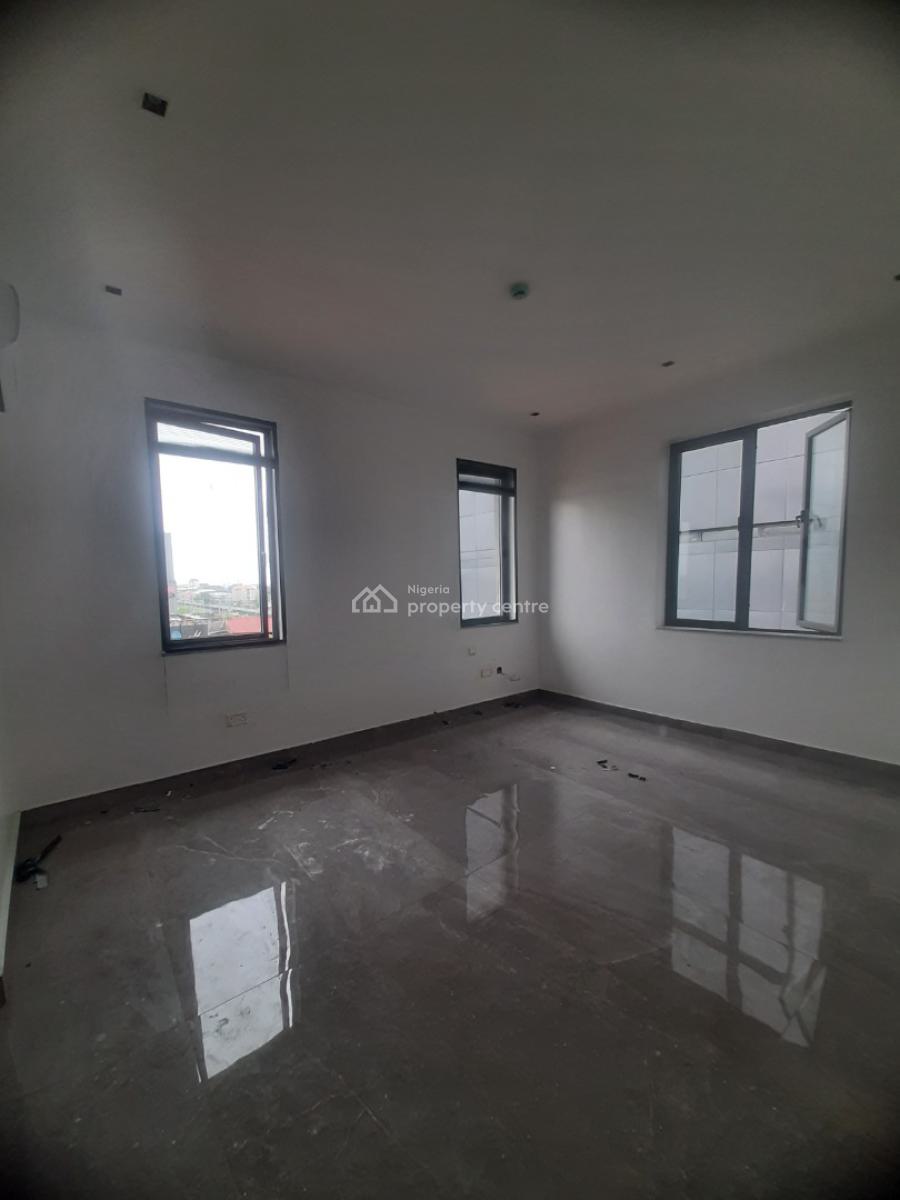 New 2 Bedroom En-suite Penthouse Flat with Fitted Kitchen and Cooker, Lekki Phase 1, Lekki, Lagos, Flat / Apartment for Rent