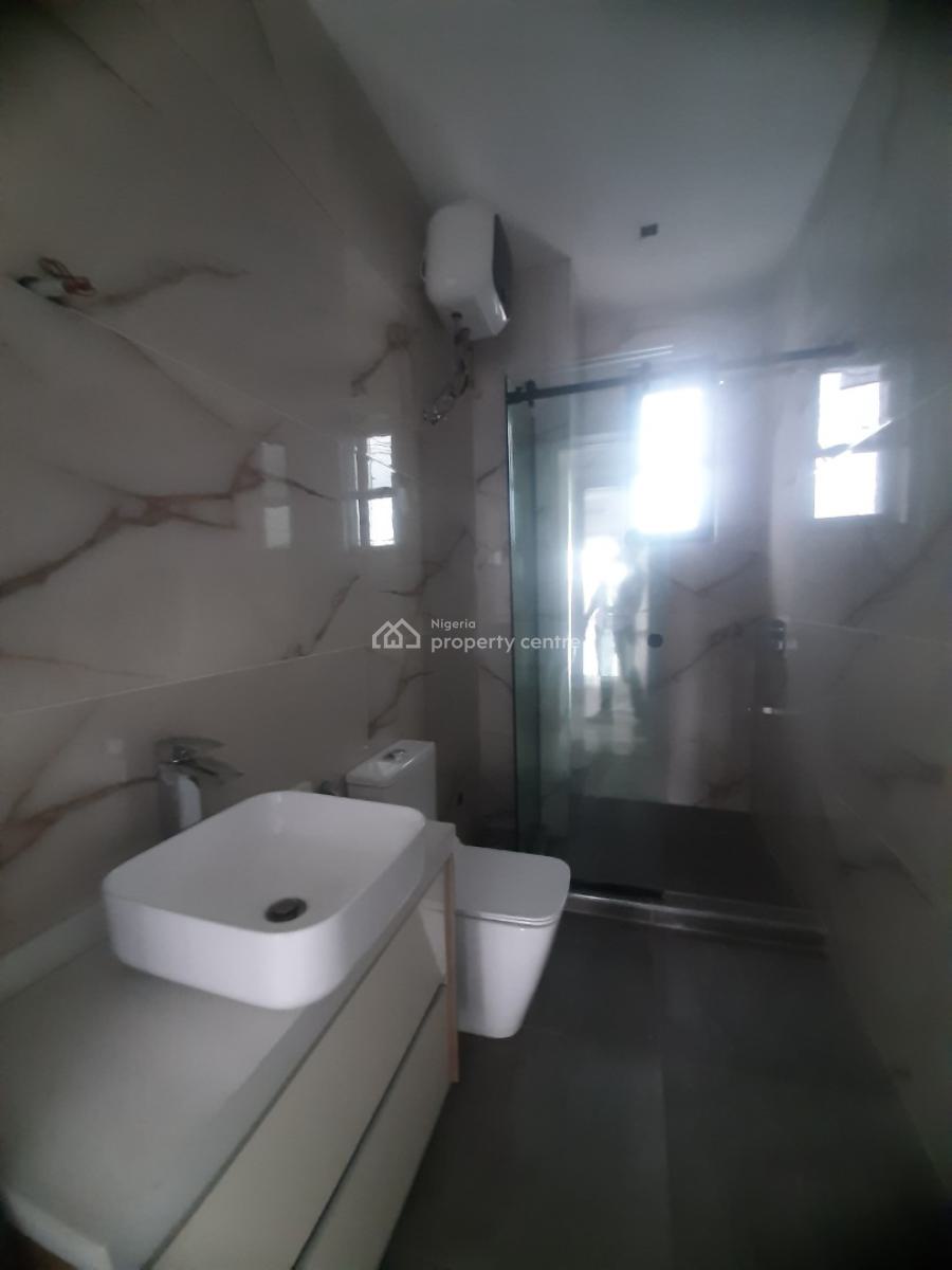 New 2 Bedroom En-suite Penthouse Flat with Fitted Kitchen and Cooker, Lekki Phase 1, Lekki, Lagos, Flat / Apartment for Rent