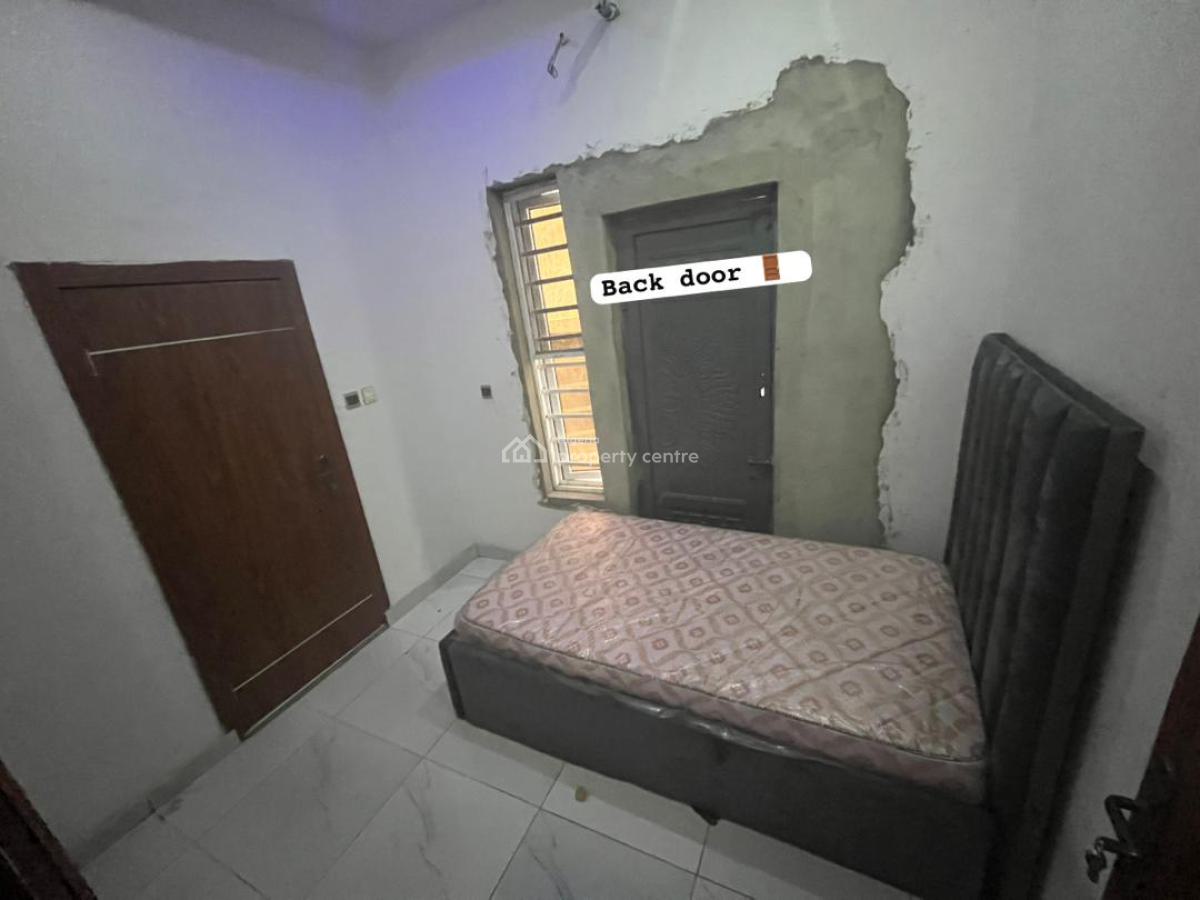 Single Room in a Shared Apartment, Lekki, Lagos, Flat / Apartment for Rent