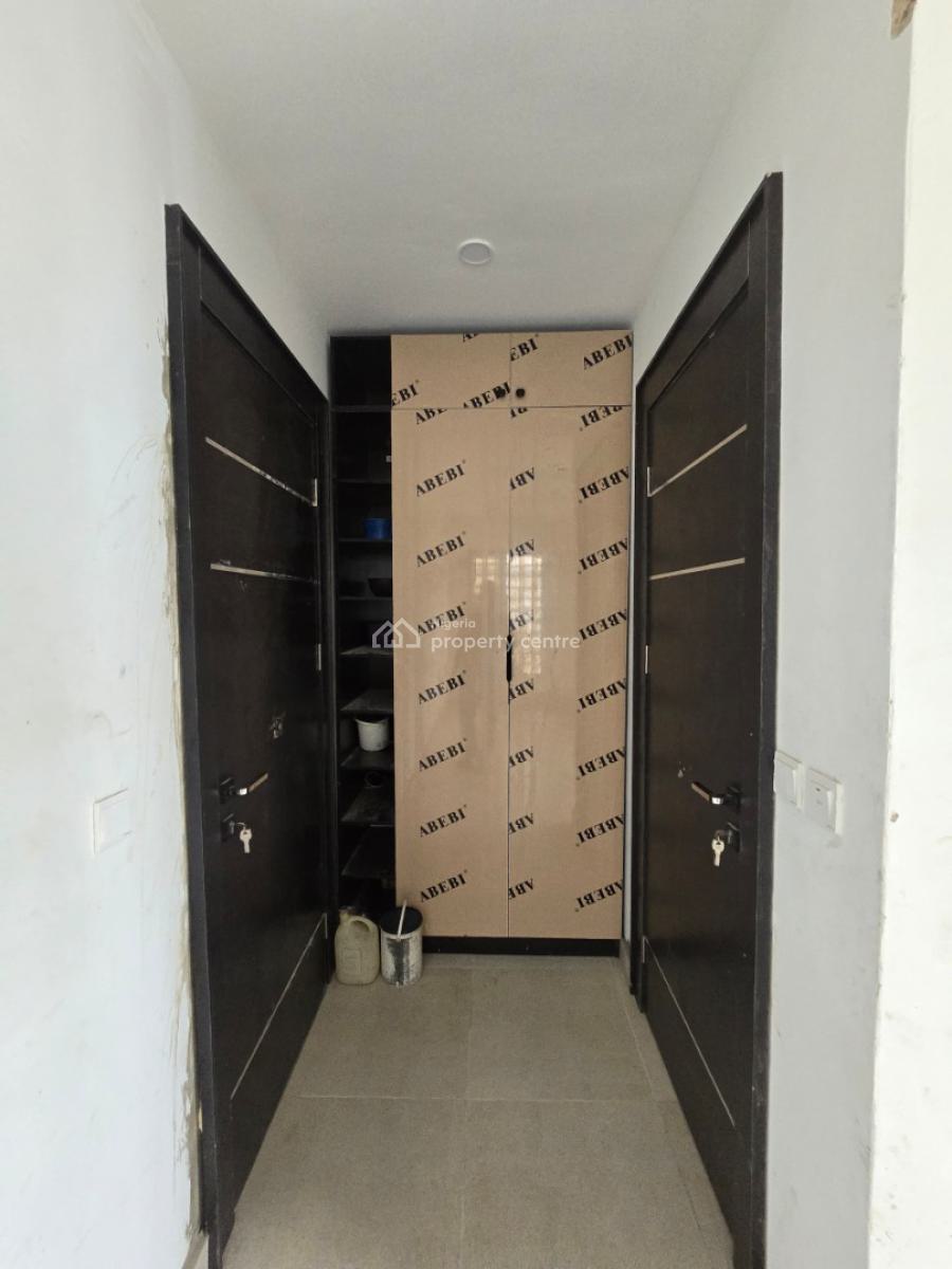 Well Finished Serviced 4 Bedroom Flat with a Room Bq, Lekki Phase 1, Lekki, Lagos, Flat / Apartment for Sale
