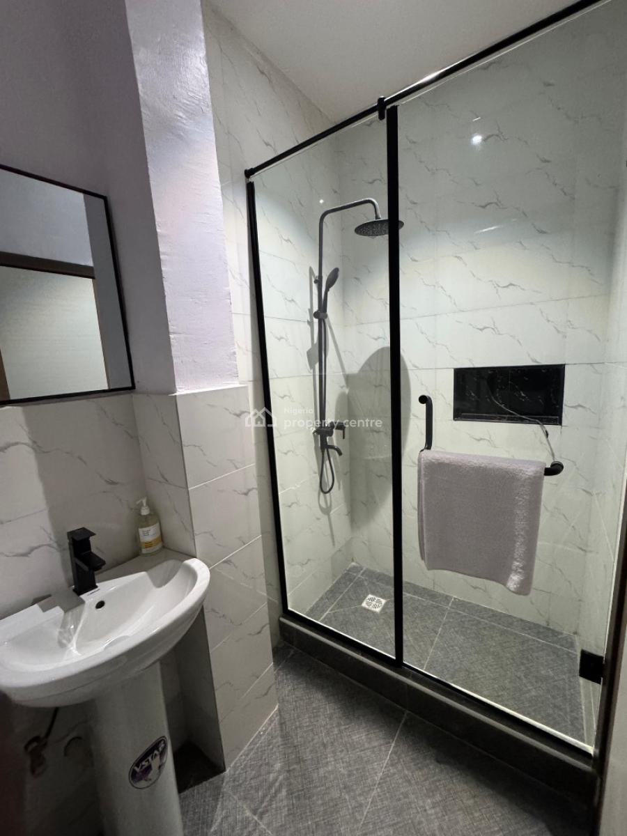 Cozy 1 Bedroom Apartment with Swimming Pool ‍️, Gym, Ps5 on Request, Lekki Phase 1, Lekki, Lagos, Flat / Apartment Short Let