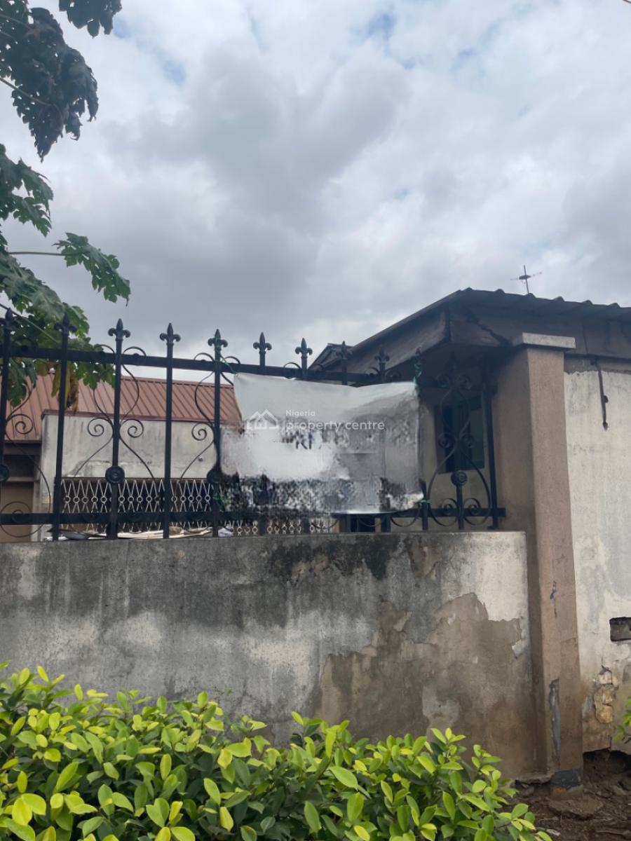 Demolishable Bungalow Sitting on 700sqm, Ilupeju, Lagos, Detached Bungalow for Sale