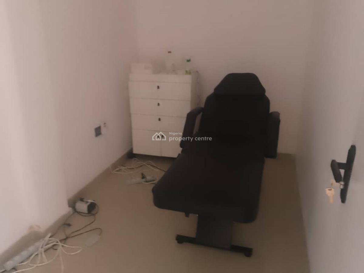 Well Maintained 3 Bedroom Apartment, Off Hakeem Dickson Street, Lekki Phase 1, Lekki, Lagos, Office Space for Rent