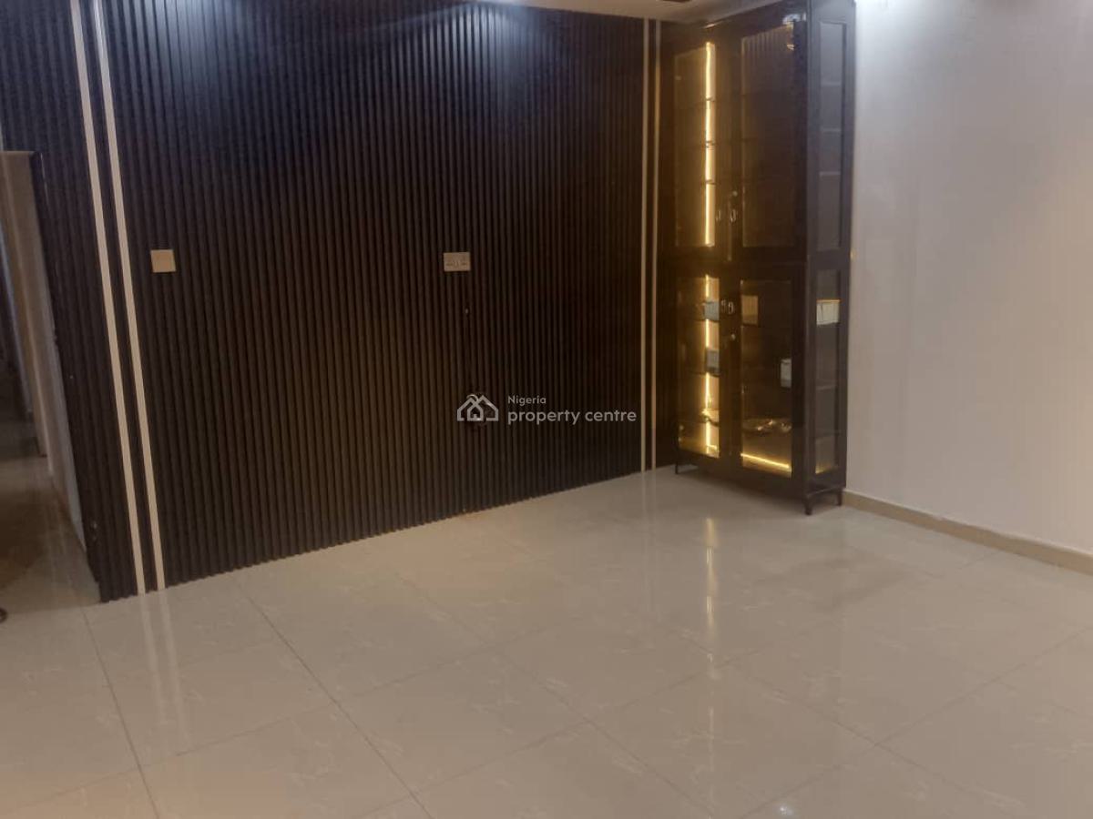 Well Maintained 3 Bedroom Apartment, Off Hakeem Dickson Street, Lekki Phase 1, Lekki, Lagos, Office Space for Rent